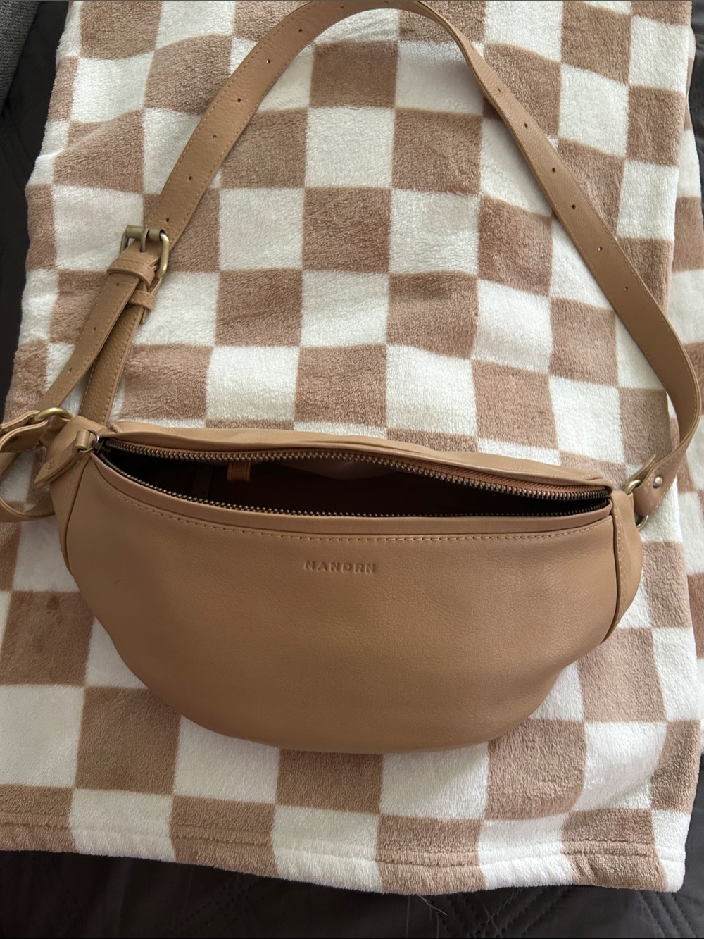 Mandan Atlas Leather Crossbody Belt Bag in Sand